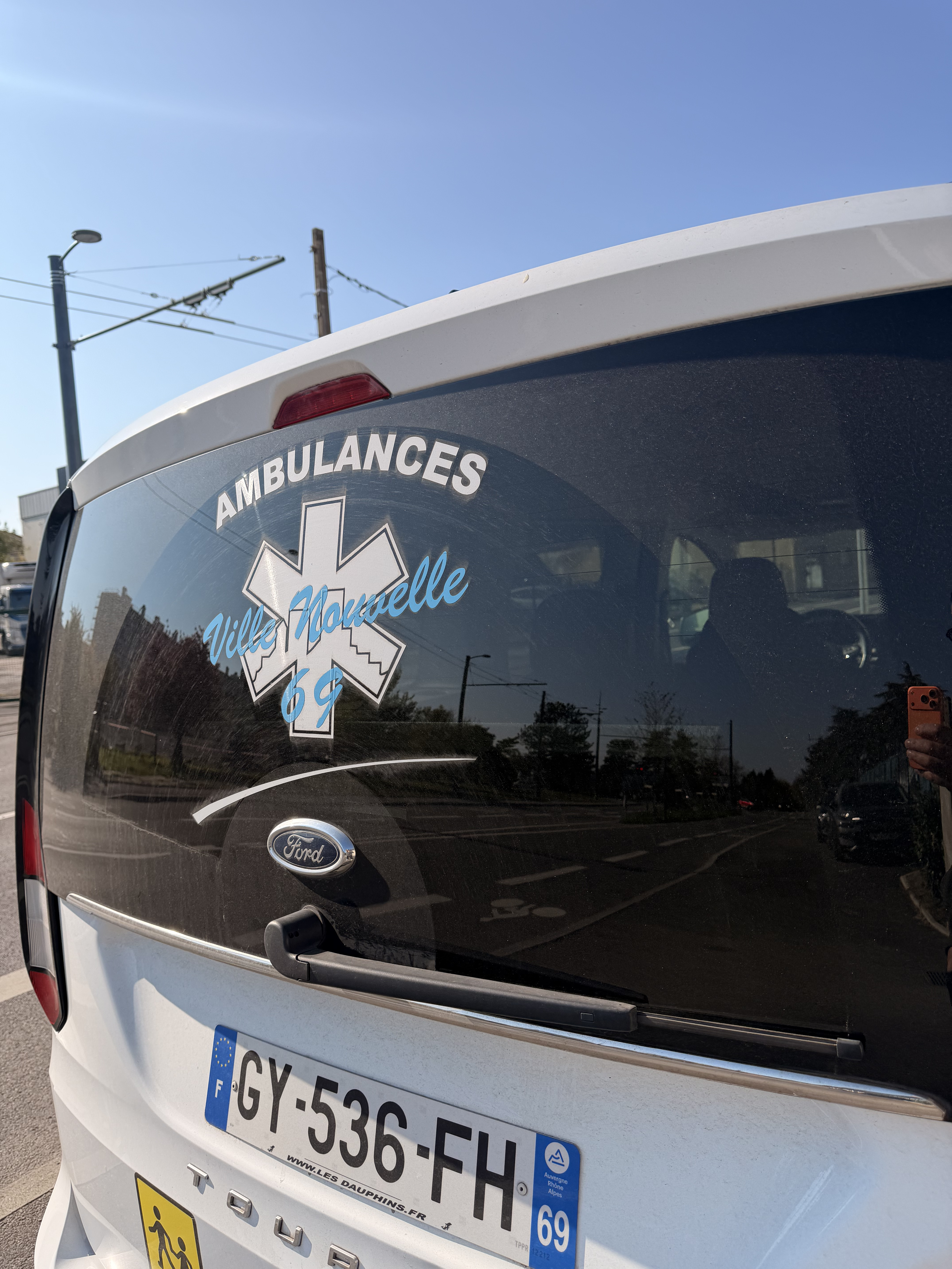 Ambulance d'urgence Ambulance Ville Nouvelle en intervention à Rillieux-la-Pape
